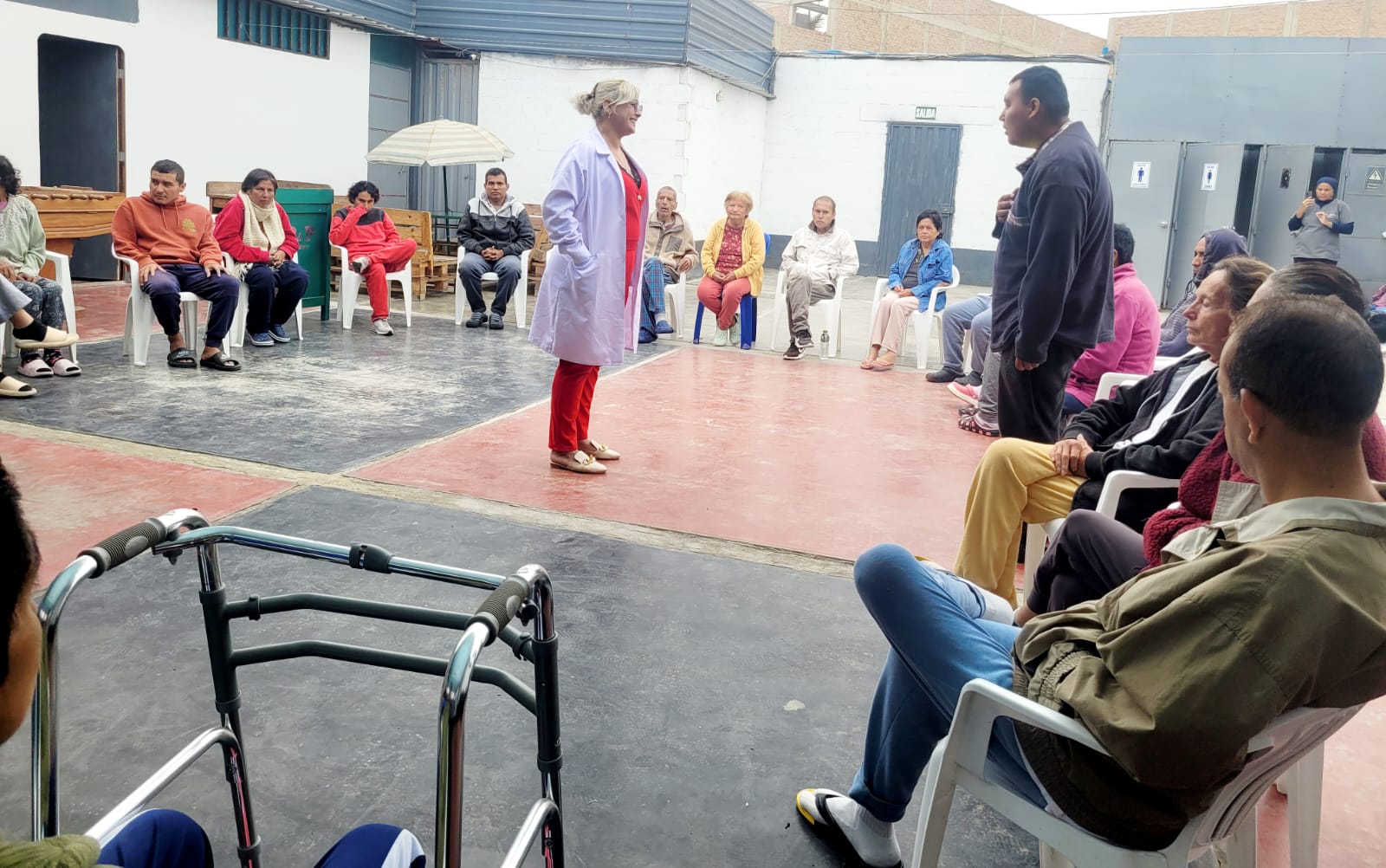 La doctora haciendo terapias conductuales con los pacientes 2