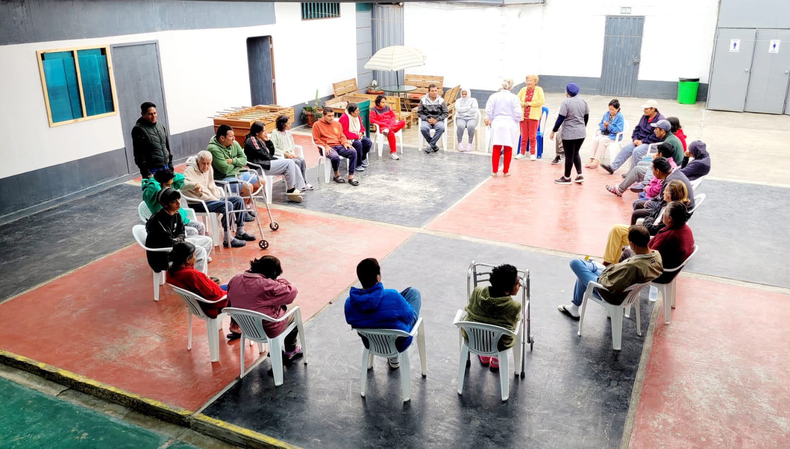 La doctora haciendo terapias conductuales con los pacientes